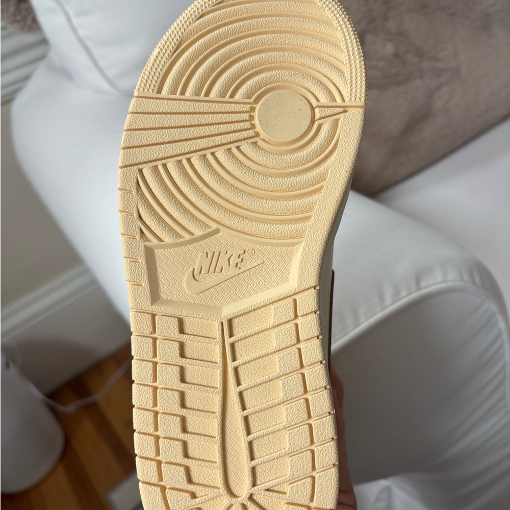 Jordan WMNS Air Jordan 1 Mid SE - Pale Vanilla & Metallic Gold - Picture 4 of 10